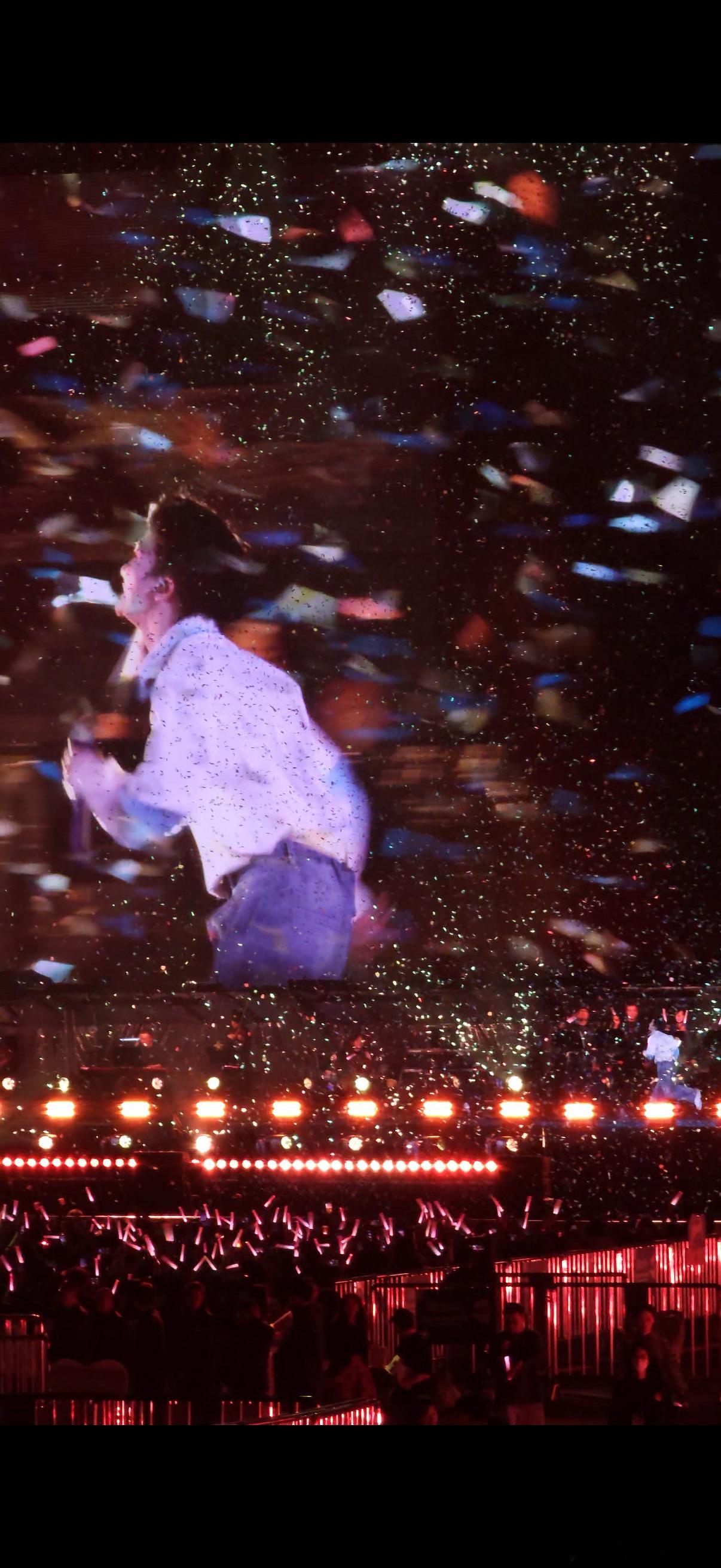 周深演唱会秒变军训现场你怎么知道我在现场？像是一场梦，比我几年前见到你你又成长了