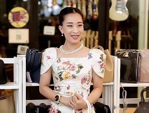 帕查拉公主，
这一身衣服搭配漂亮而不奢华。
如今，她的青春年华永远停留在47岁。