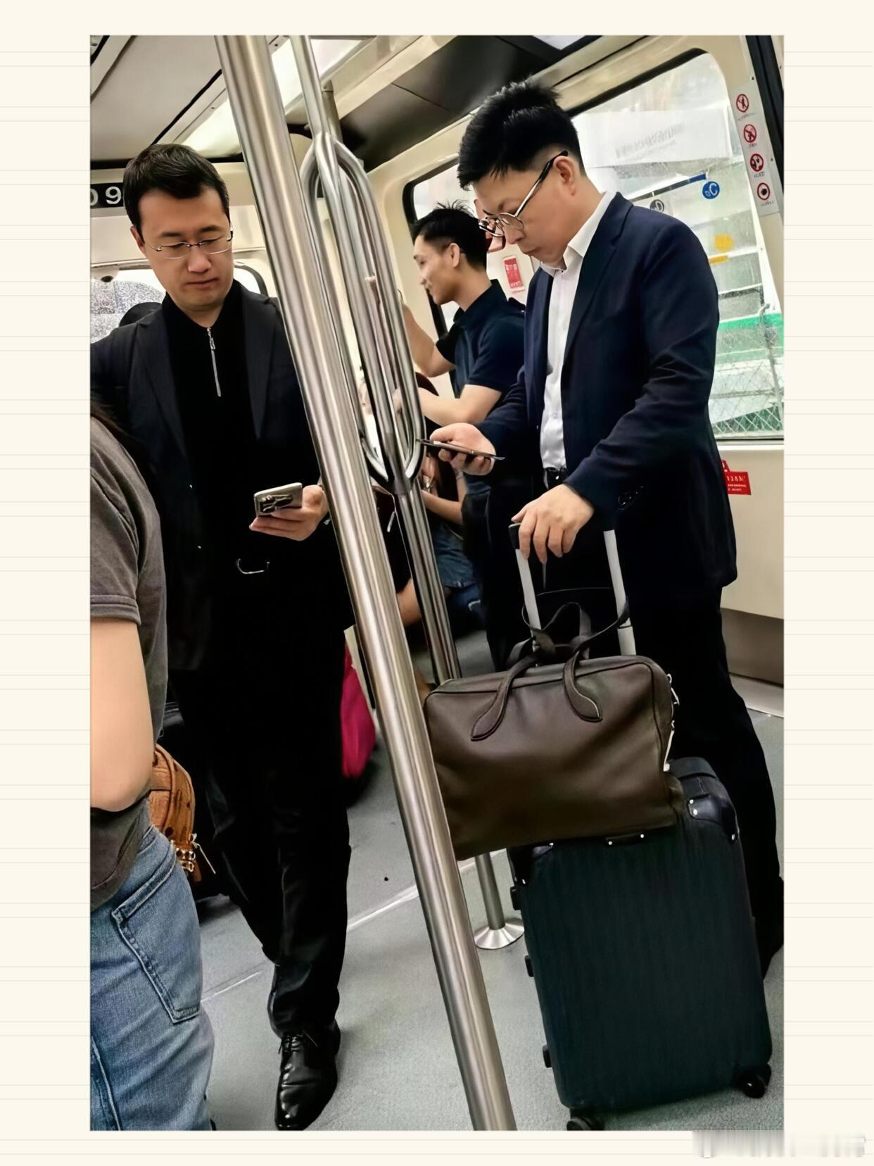 有网友坐飞机在摆渡地铁上恰巧遇到了余承东和何刚，要是你们碰上的话，你会和他俩说啥