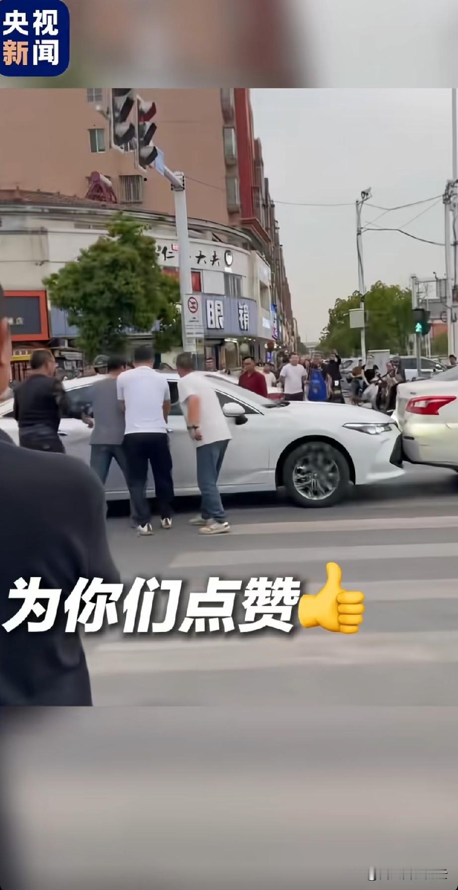 看哭了。男子开车的路上突发疾病昏迷，但是他脚上的油门还没松开，如果车子失控，后果