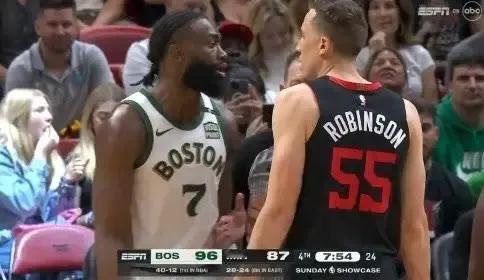 哈哈，看来今天的NBA赛场不光是篮球飞来飞去，连口水战也是打得火热啊！凯尔特人队
