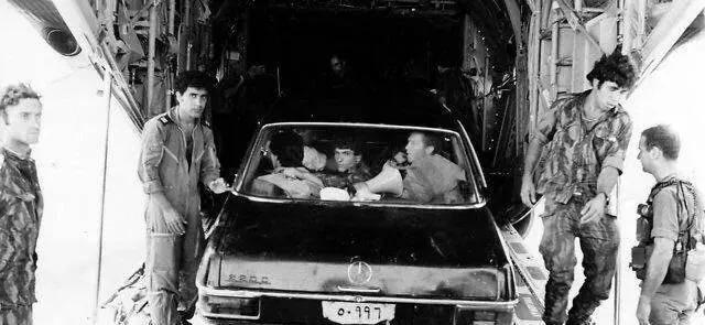 1976年6月27日，万米高空之上，一架法国空客A300刚刚结束爬升，开始水平飞