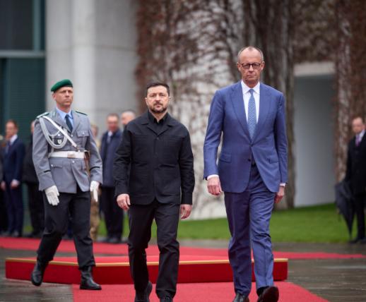 乌克兰逃亡到欧洲的难民惨了！
 
泽连斯基刚刚访问了德国，和德国总理默茨一起宣布