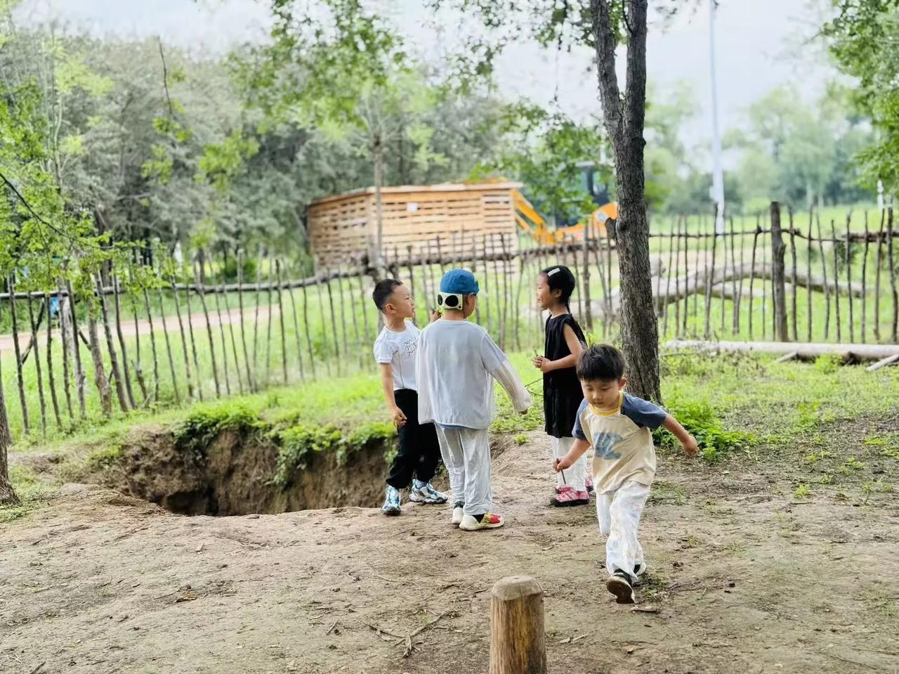 欢快的铃声响起，幼儿园的游戏时光正式开启。小伙伴们奔向各自喜欢的区域，积木区里大