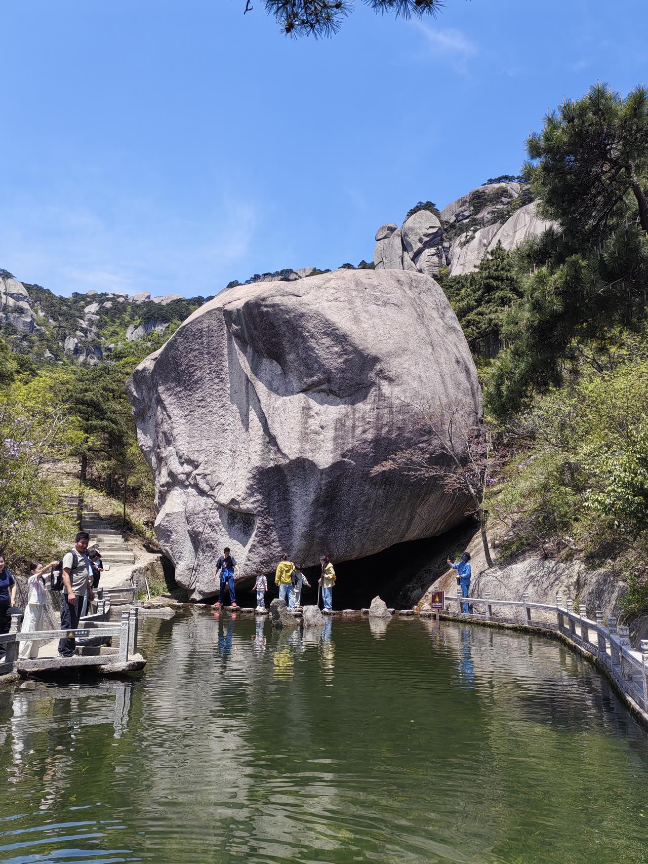 游览安徽天柱山风景区（十三）
终于走到炼丹湖了，到了炼丹湖后有两条路线选择，一条