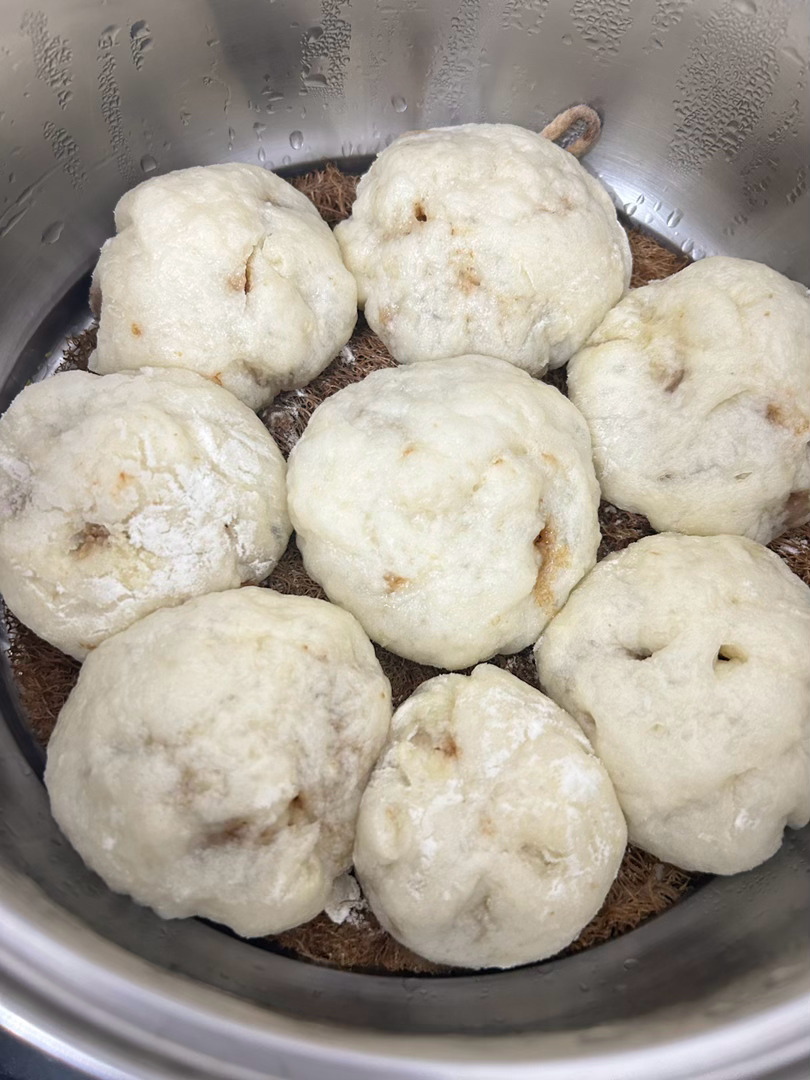 下班太无聊了……跟着村驴学酱肉小笼包我包了35个包子……蒸了五锅……好香我吃了四
