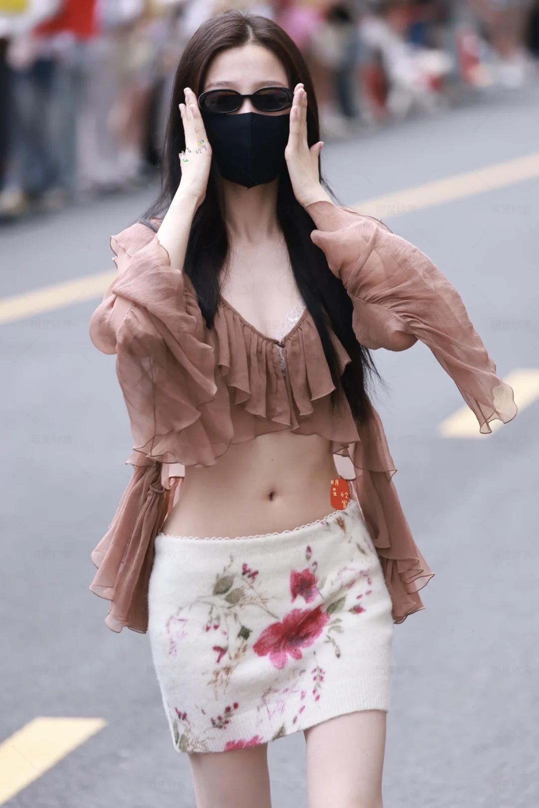 虞书欣出妆上班，清凉A4腰
