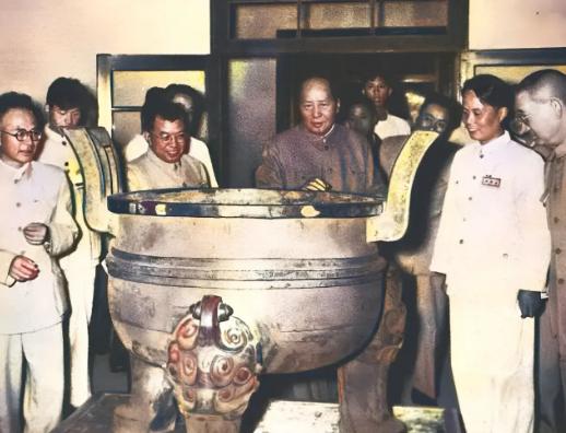 1958 年毛主席视察安徽博物馆，伟人低头看向鼎腹笑言：这青铜巨鼎空间不小，里面