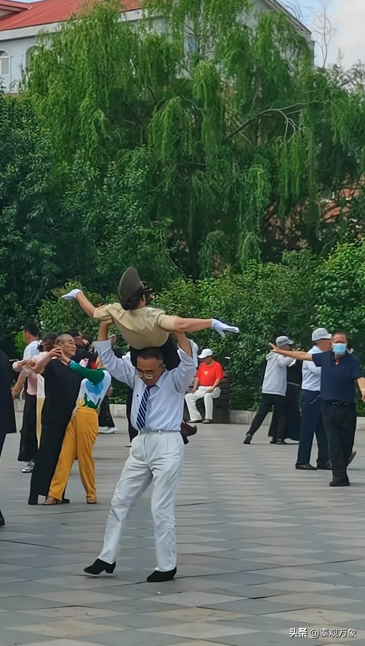 公园中激情舞动的大爷大妈们