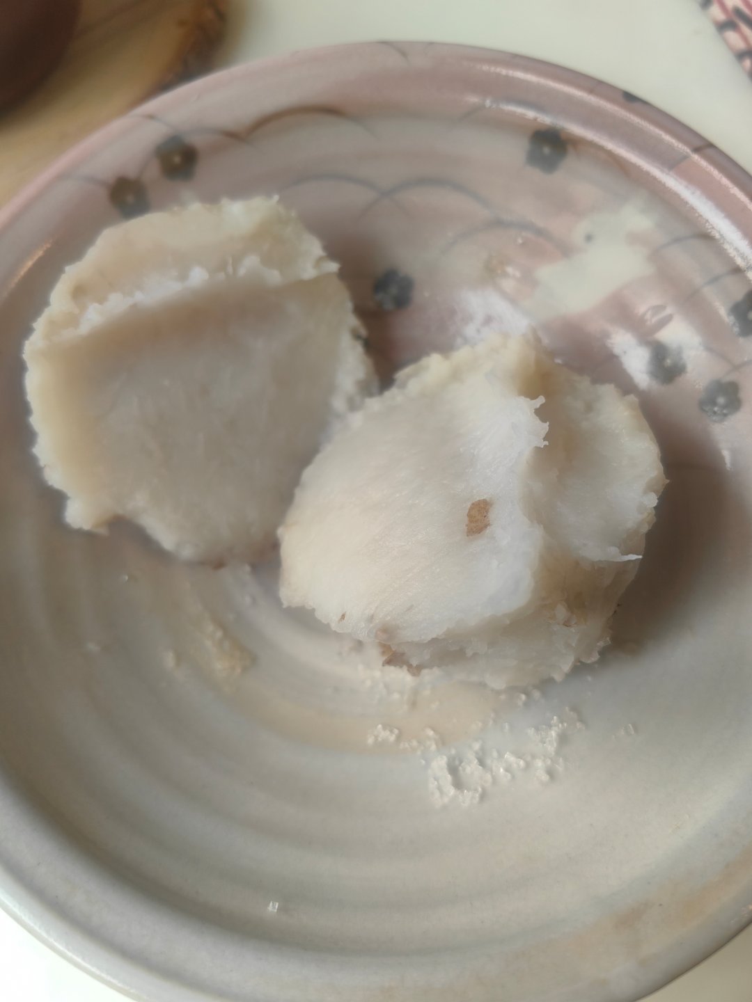 *碎碎念*小芋头沾白糖，糯糯甜甜，太好吃了，浪费了很多年的口福...出去遛弯儿，