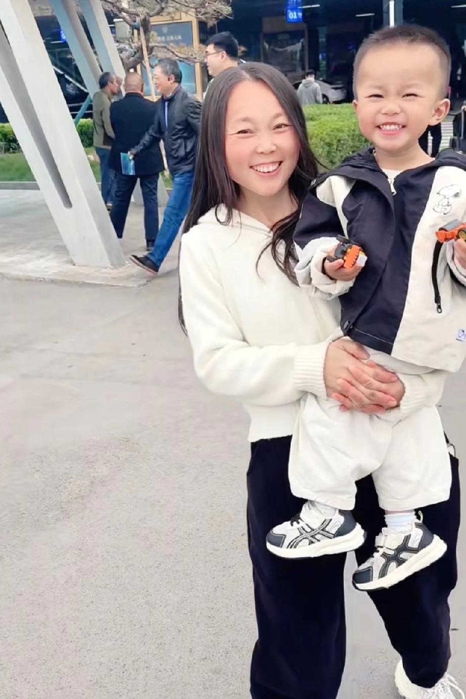 甘宇翼的儿子成成回山东了，难道爷爷奶奶不给带了？
        甘宇翼自从找到