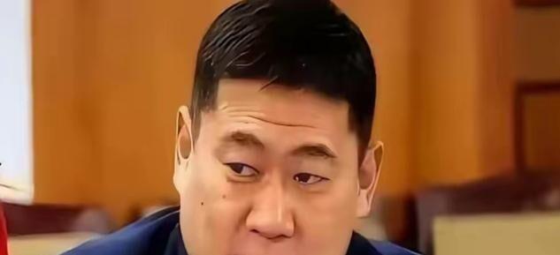 走在乌兰巴托的街头，你会发现一个很有意思的现象。
当地市场里摆满了各类日用百货，