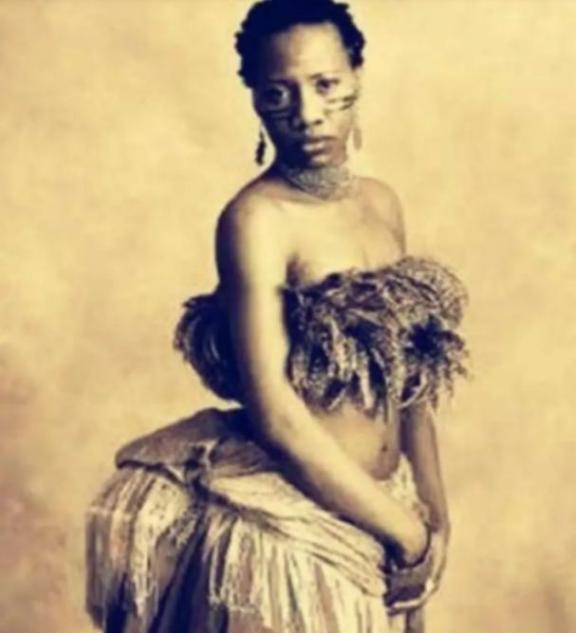 非洲少女巴特曼，因臀部长得很“突出”，被人骗到英国，扒光衣服关进笼子让人参观。在