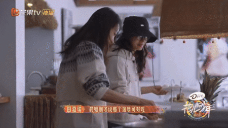 #金晨吃菠萝的反应#比起金晨更好笑的是田嘉瑞的表情，田嘉瑞：姐 咋病成这样[衰]