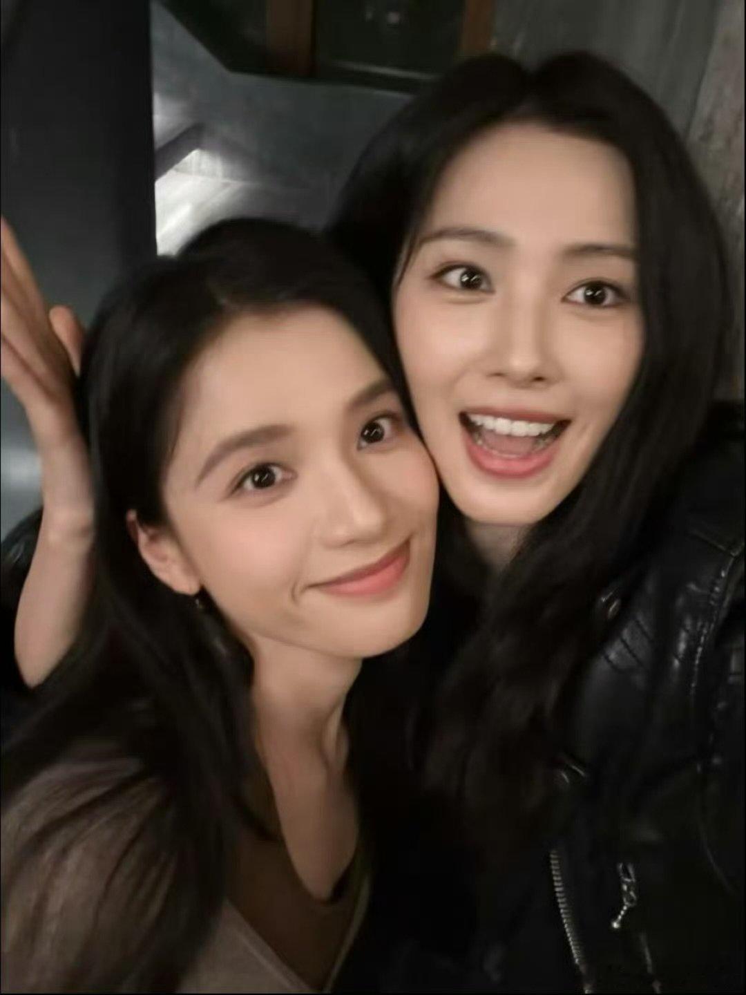 鹤秋晒和张婧仪合照鹤秋本名王媞熙两位太美啦