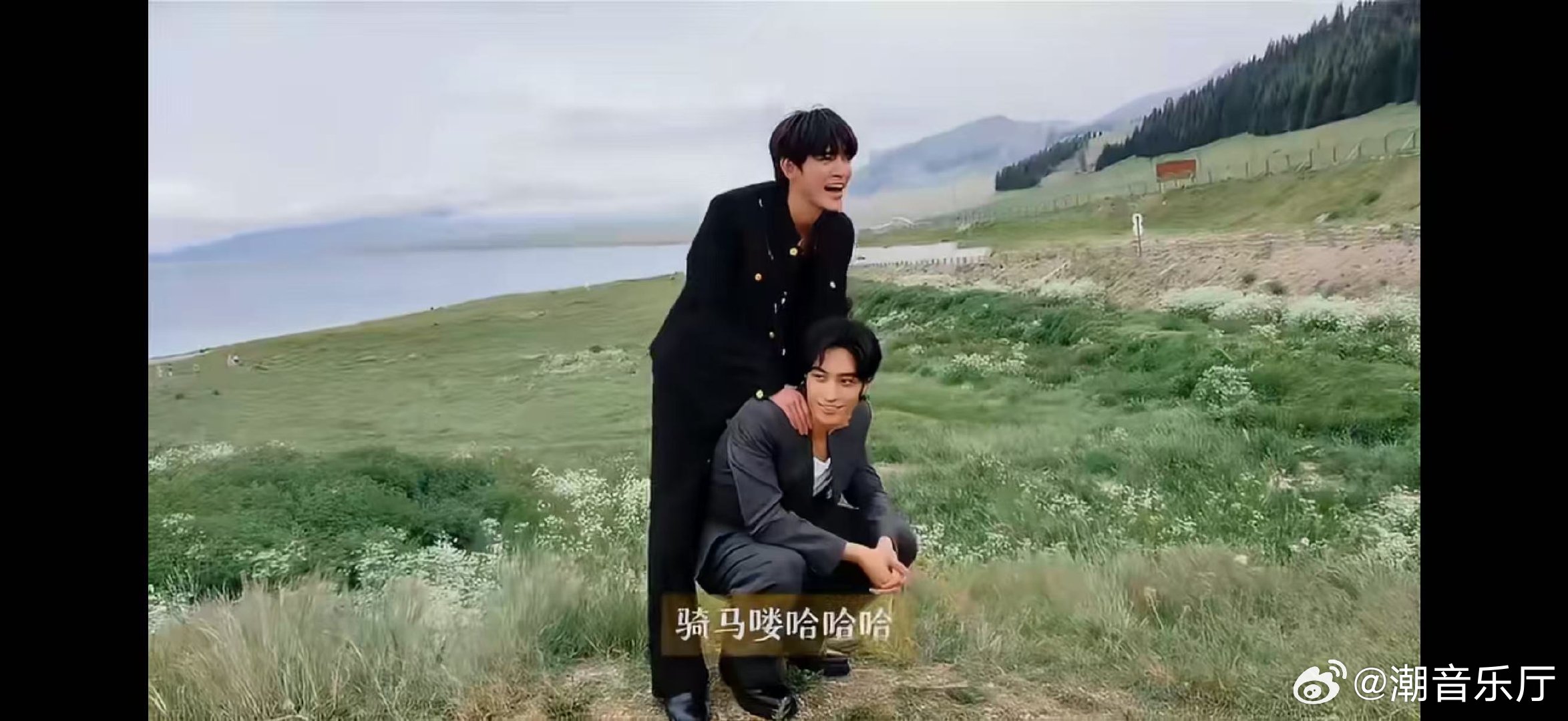 何昶希何衍朝走到半路摆渡车没电了希朝新疆vlog全新上线，何昶希与何衍朝返程途中