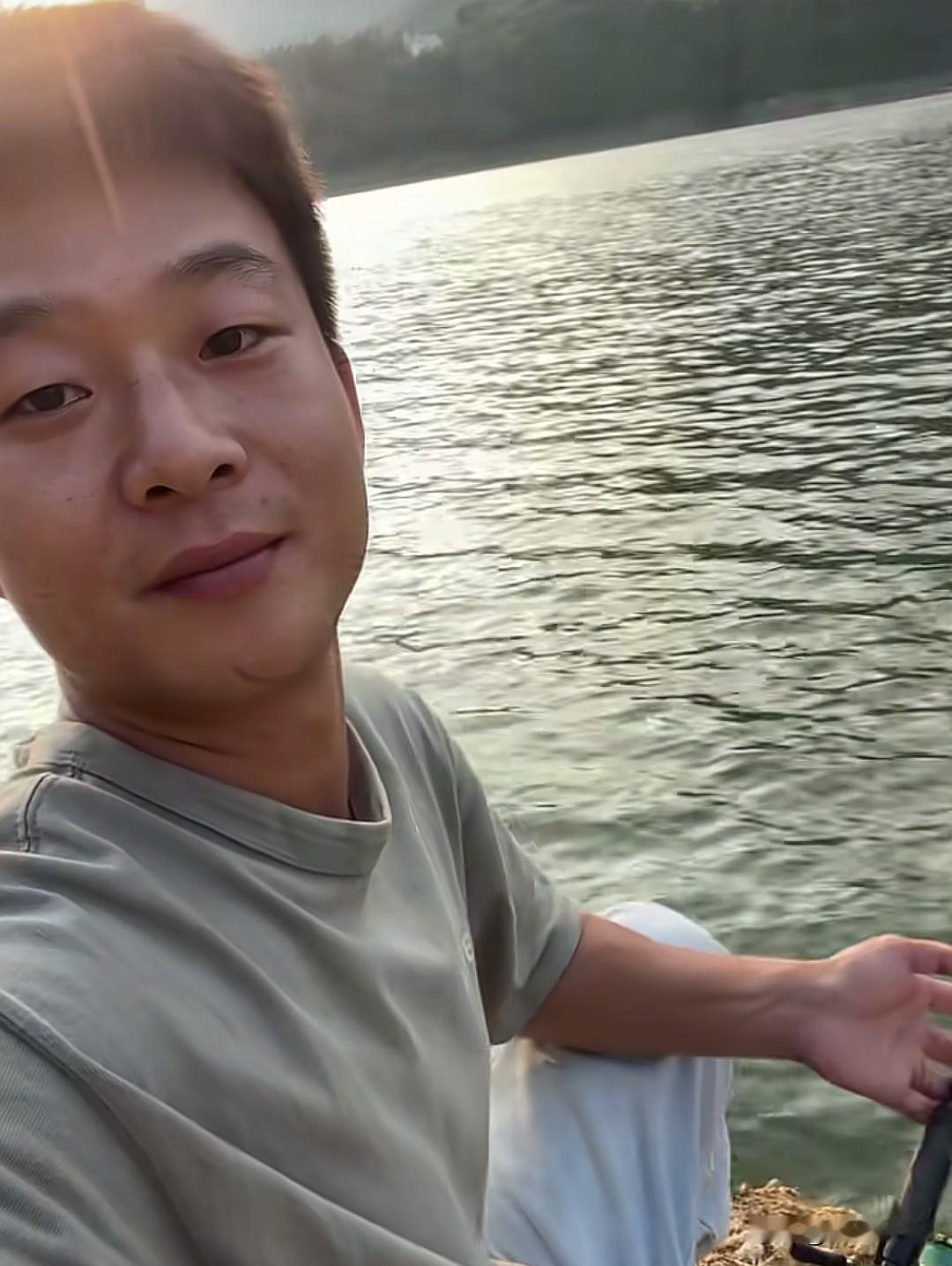 毅玲爸爸的情感大瓜，真是让大家太吃惊了。昨天晚上毅玲爸爸连续更新了十几个视频，在