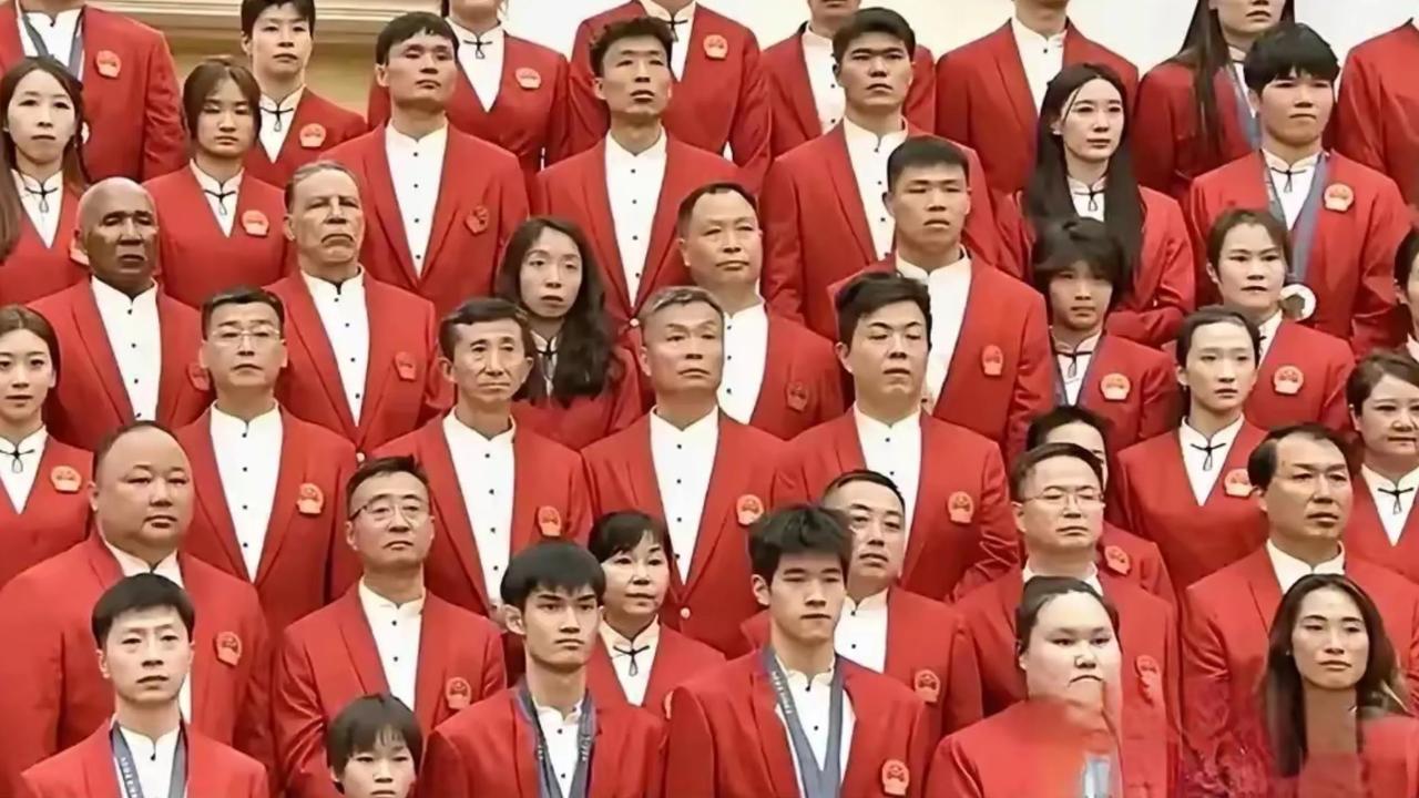 奥运会表彰大会，郑钦文、李雯雯、潘展乐、盛李豪、全红婵、马龙等六人站在第一排正中