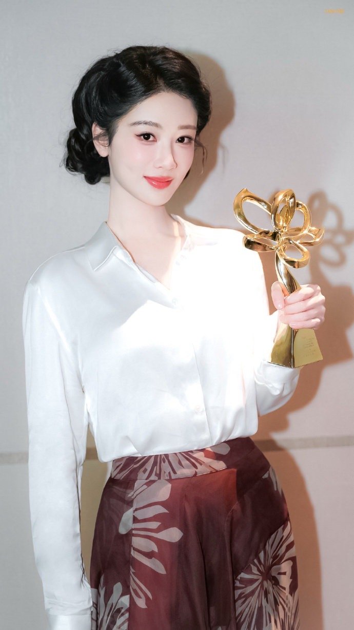 杨紫玉兰花开君再来 💜杨紫董竹君 对方申请做您心尖尖上的宝贝，接受请求吗？  