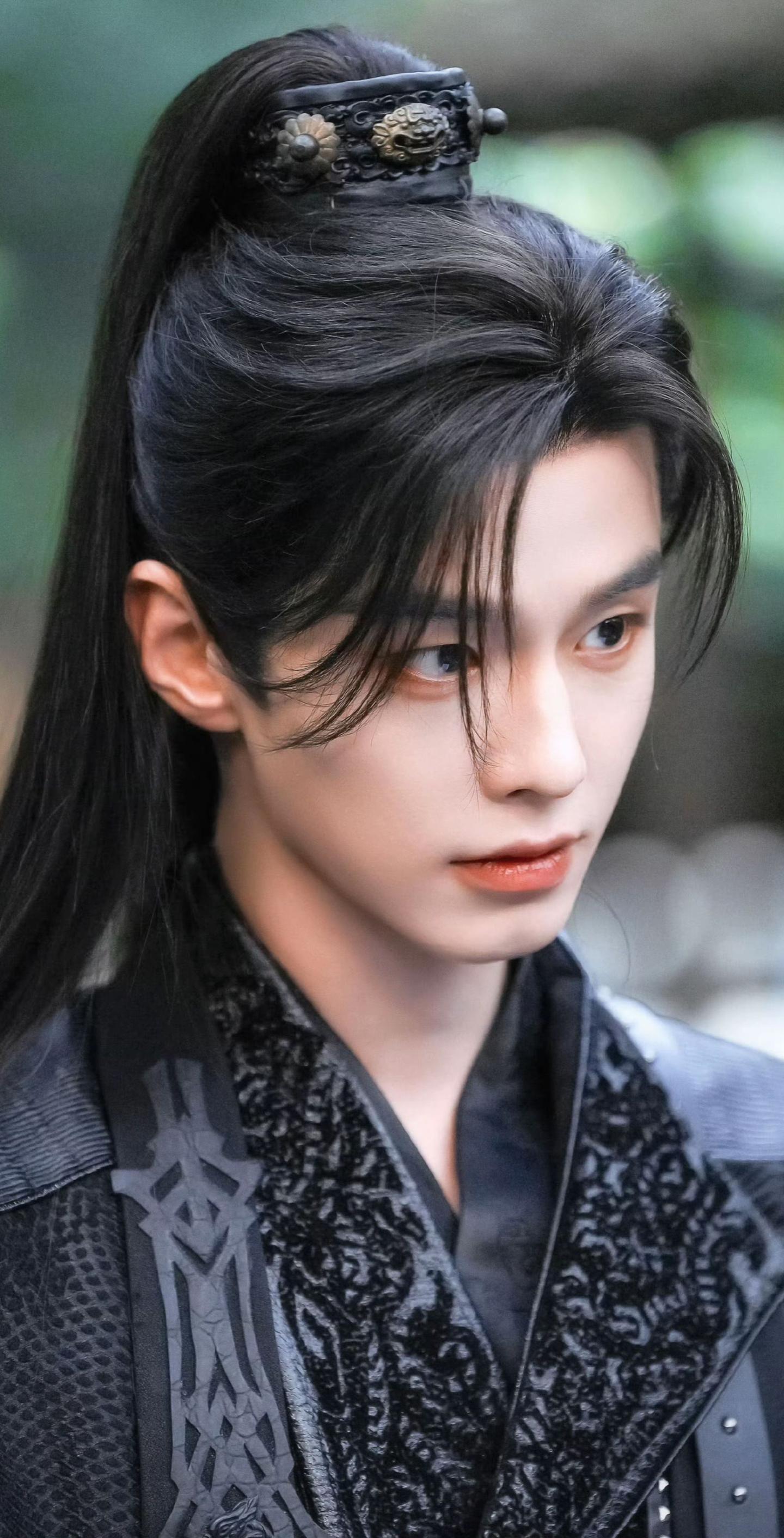 何与扛剧能力夯爆。  看《百花杀》，我觉得何与是真的往前走了一大步。 ...