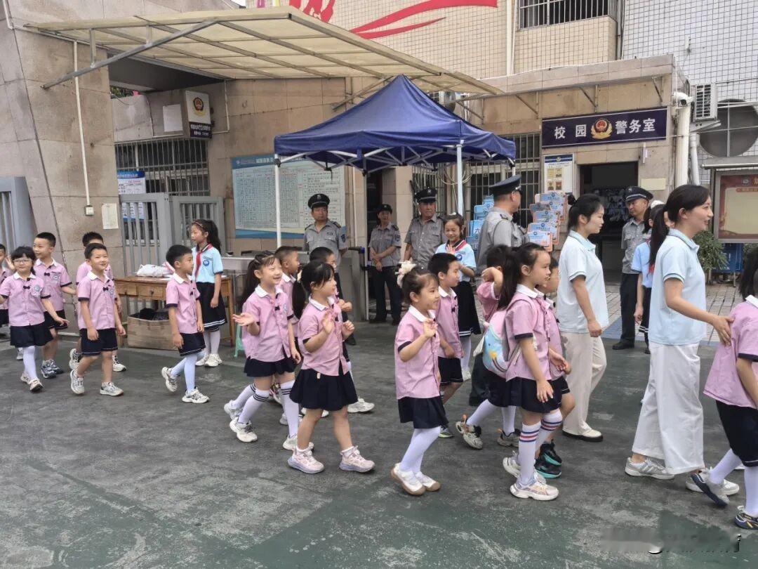 6月15日上午，城固县第二幼儿园及滨江幼儿园大班的小小参观员们在老师的带领下走进
