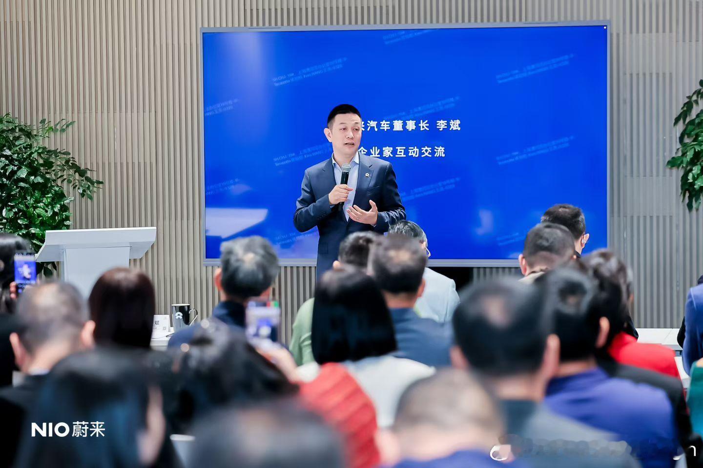 近百位上市公司企业家走进蔚来公司。斌哥、用户运营负责人杨波、深圳区域总经理刘晓亮