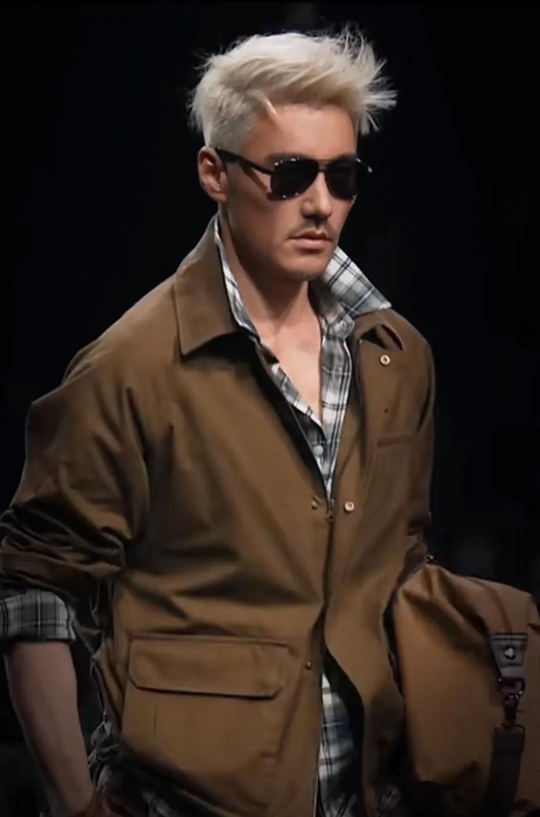 胡兵上海时装周银白发造型也太酷了吧，53岁这状态也太绝了吧，这比小鲜肉多了man