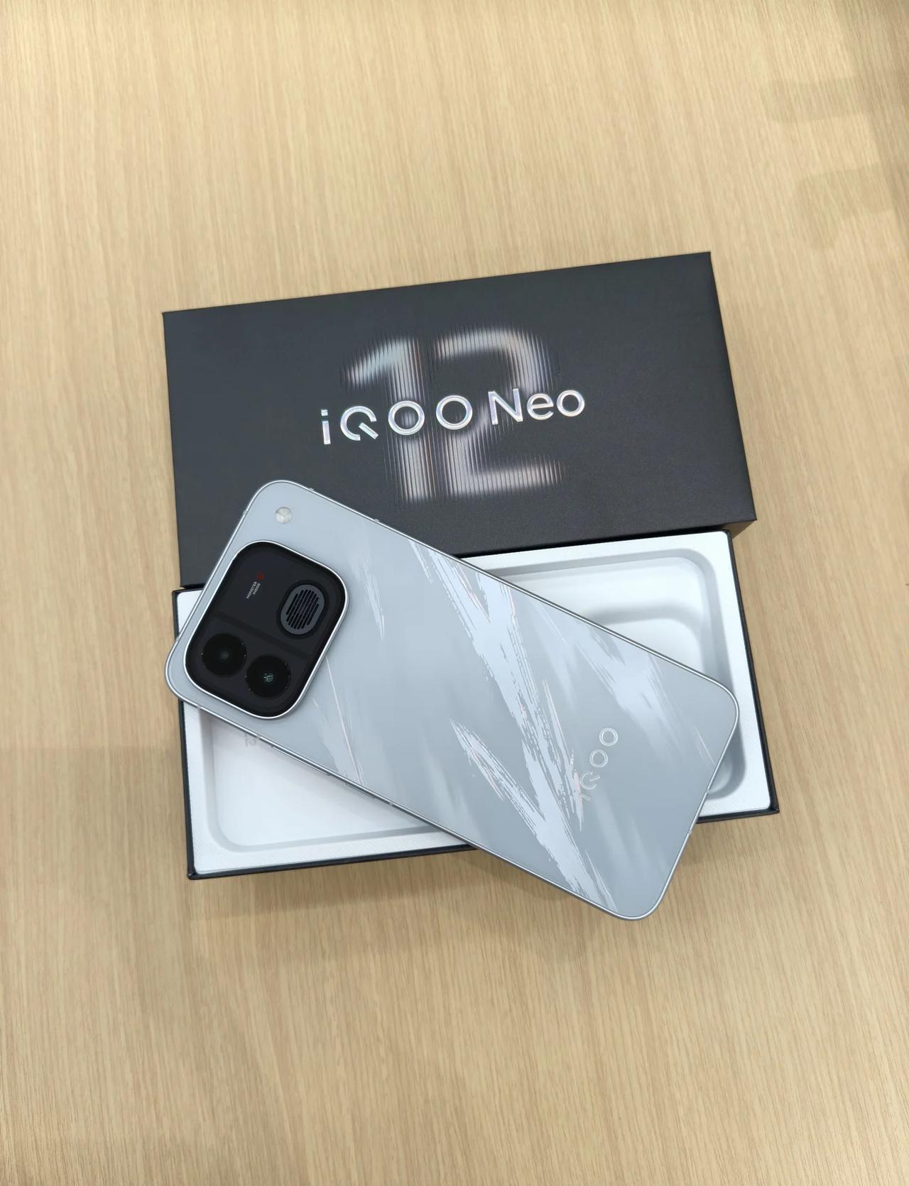iQOO Neo12争锋配色太帅了
流光银背板，自带电竞氛围感
颜值和性能同时拿
