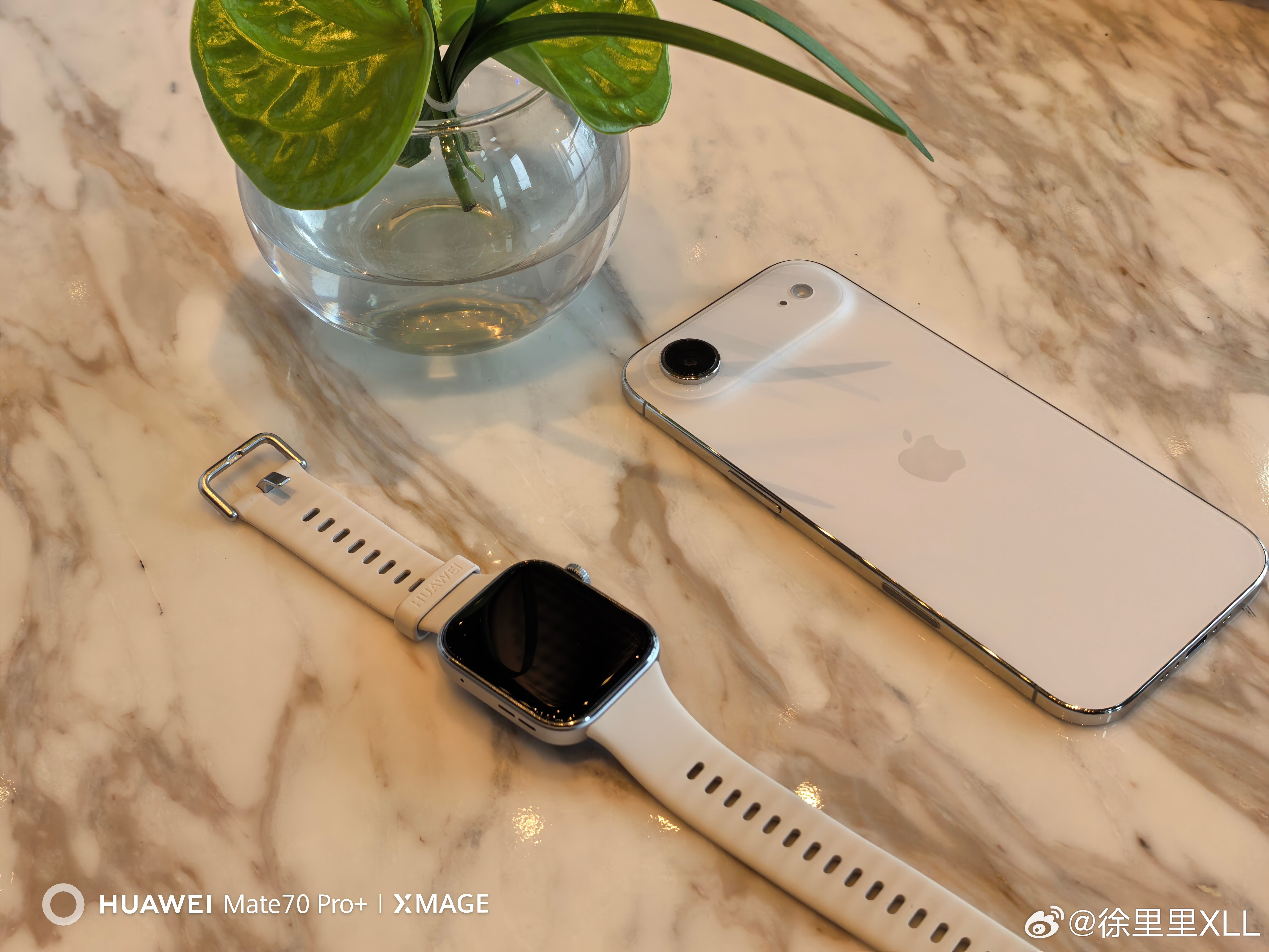 为了庆祝我能正常发言，榜一大姐送了两个礼物。一部iPhone Air。一块华为智