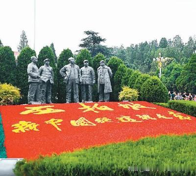 当年，党中央为什么把指挥中心选在西柏坡？
1、地形好：西柏坡三面环山、一面临滹沱