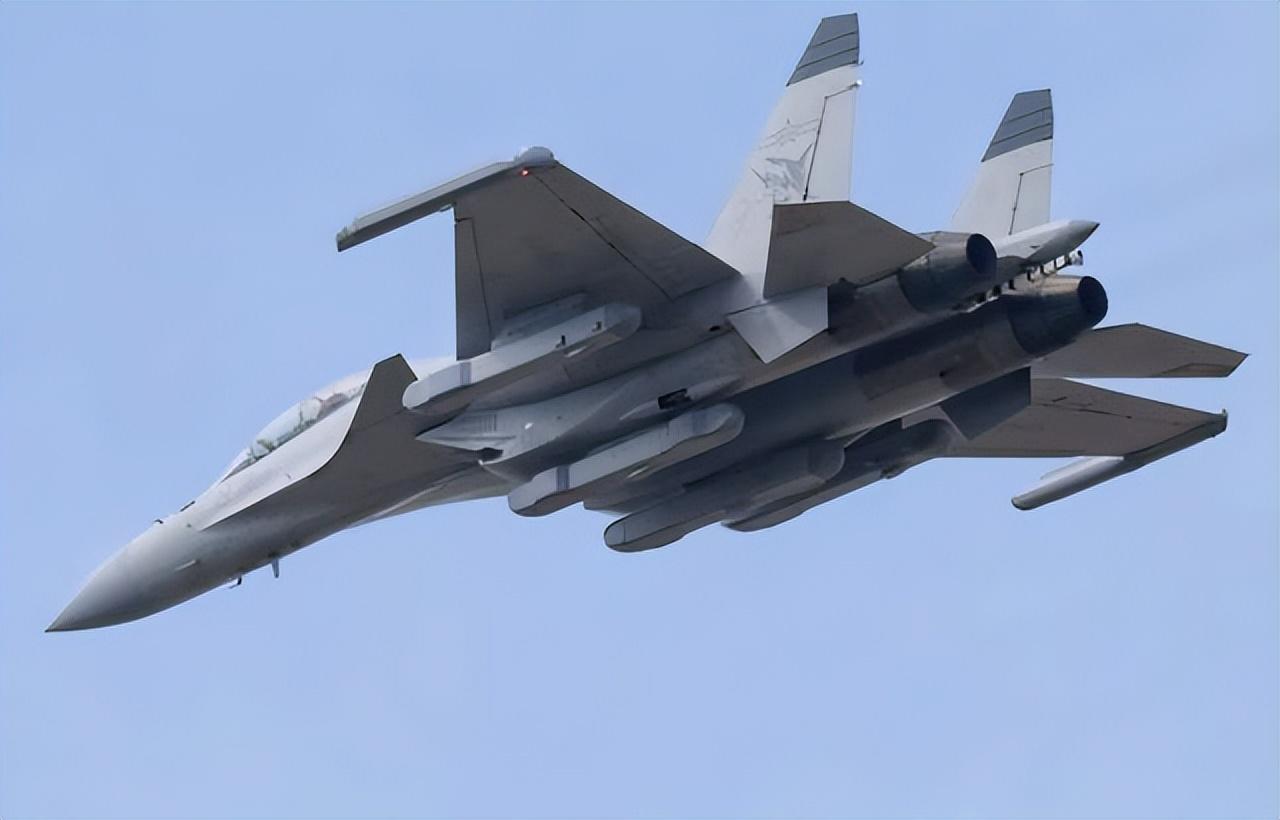 辽宁舰率 055 型、052D 型驱逐舰经宫古海峡进入西太平洋关键海域开展舰载机