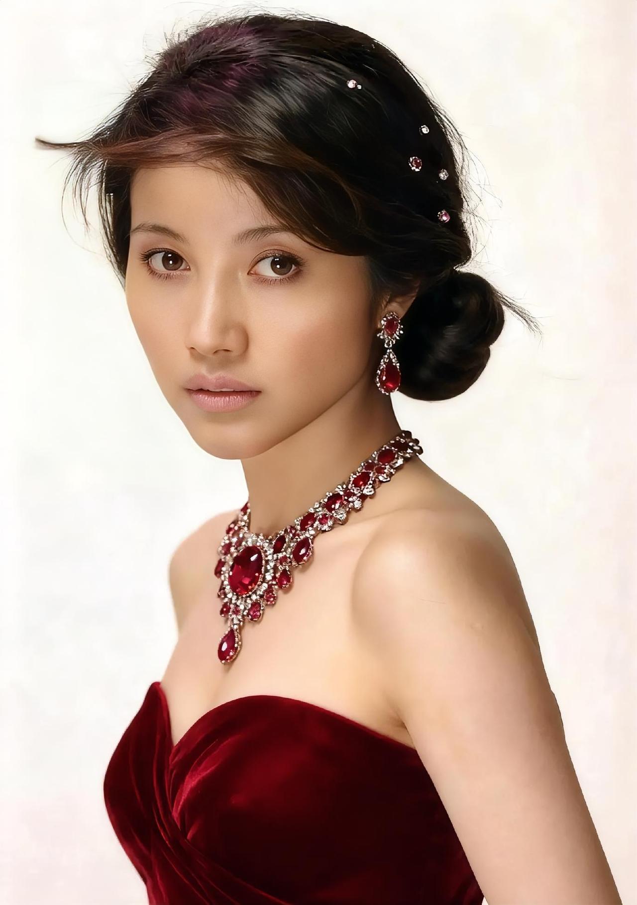 颜丙燕用实力证明：
只要姐够强，
男朋友还在上幼儿园等！

颜丙燕确实用她的实力