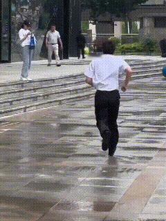 看来是穿了新衣服，绝对不能弄脏。 