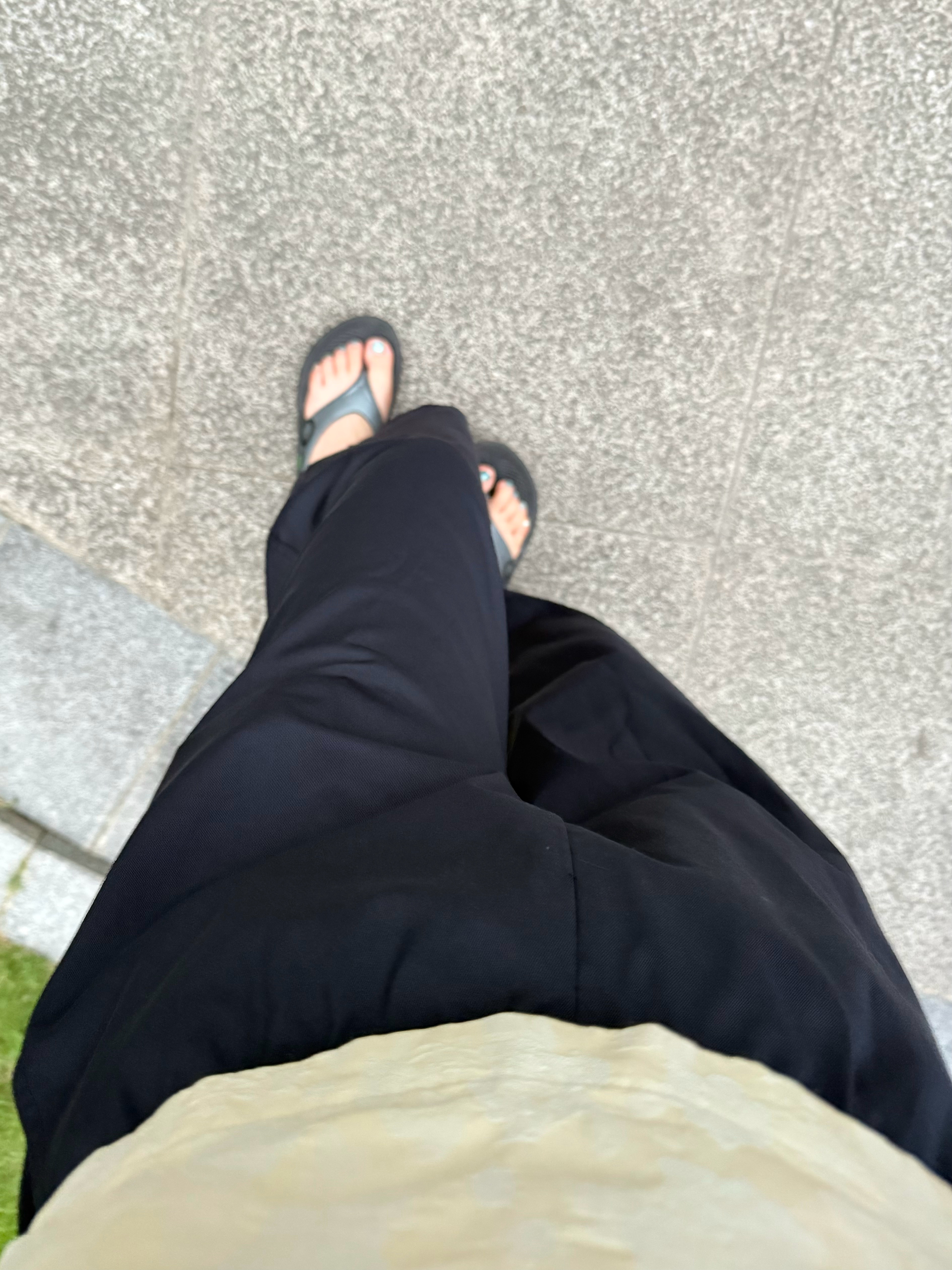 给小个子推荐一条裤子很满意，非常挺括有型好打理，不容易皱裤长到我脚踝，我挺喜欢这