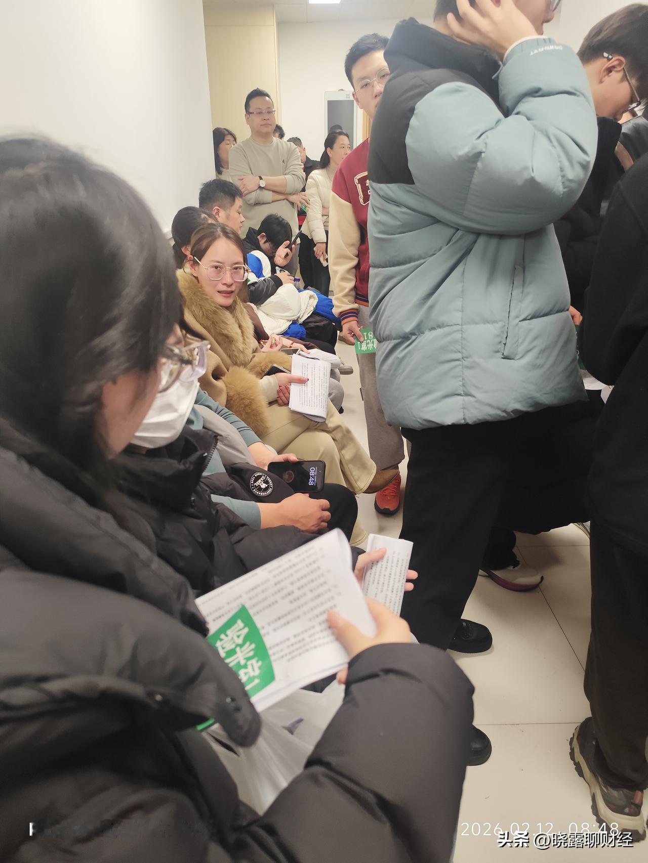 这并非简单的排队。明明地级市也有相应的医疗条件，可不少人宁愿熬上几天几夜，也要奔