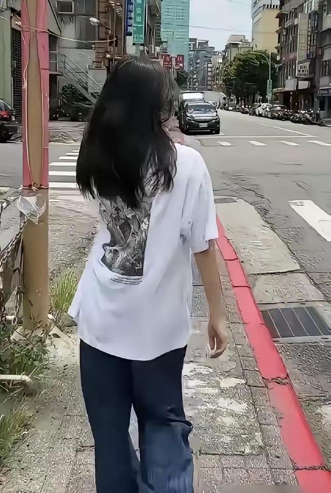 小菲的女儿也已经长大了，小杨阿姨也陪了很多年，出生到现在，真的是太厉害了。孩子们