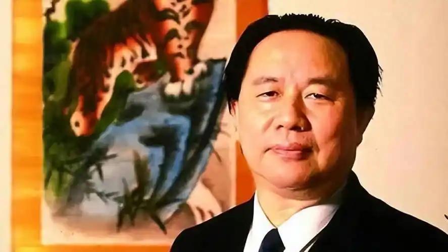 1999年，中国前首富牟其中坐着奥迪上班，途中被捕，一同被捕的还有他的小姨子夏宗