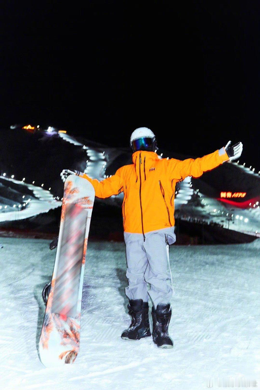 一边是🎿滑雪的李汶翰，一边是西装革履的帅翰，你喜欢哪个造型分李汶翰？悄咪咪说一