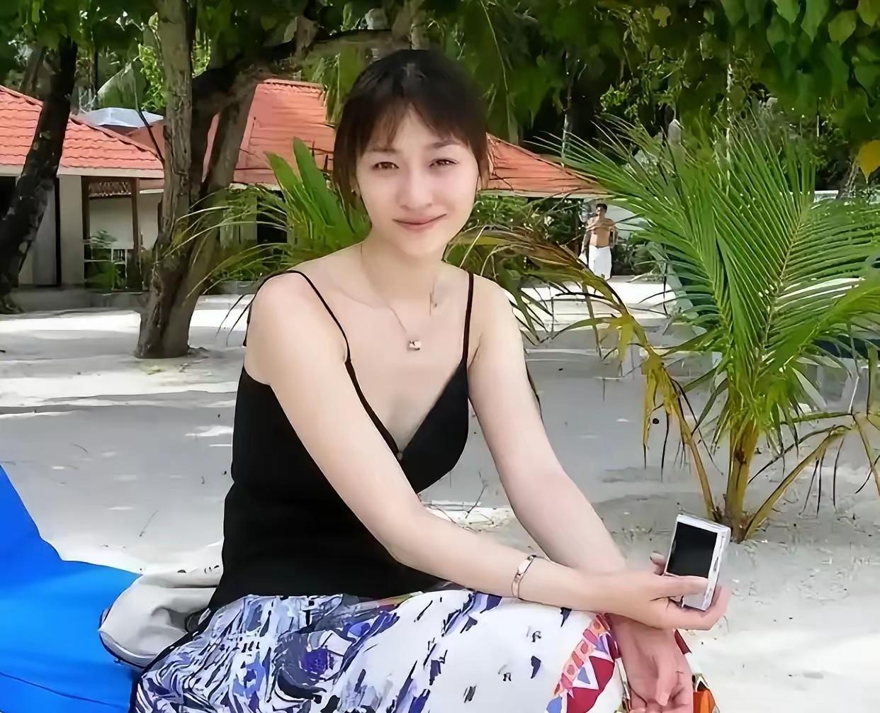 实力派的资深演员李小冉确实美，年轻时在北京舞蹈学院就是学校的校花，168cm身高