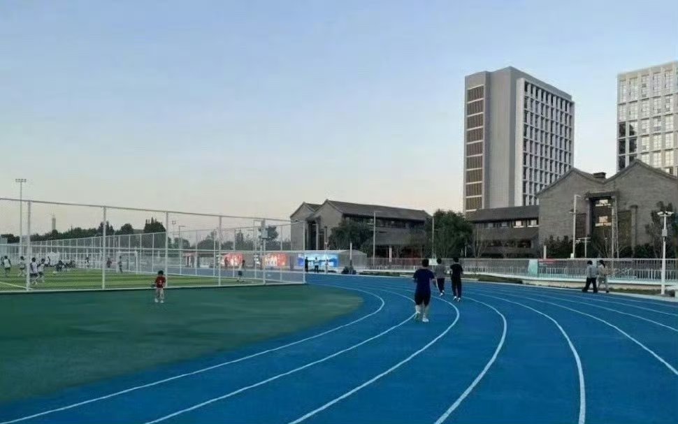 市民反映北京一体育场跑道太费鞋 从吐槽到整改，跑友盼红色新跑道早日启用。 ​​​