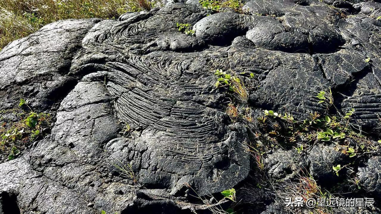 流动的痕迹，火山岩。形成时间较短，还没有分化，流动的水波纹清晰可见。夏威夷 大岛