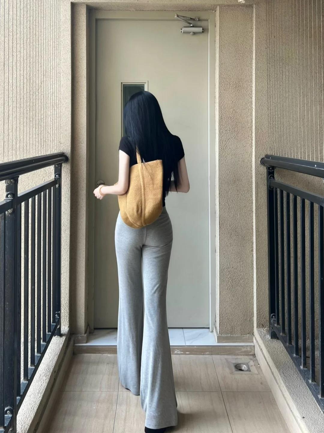 #夏日生活打卡季#✨黑灰CP，简约高级感爆棚！👗
嘿宝贝们，今天又来种草一套超