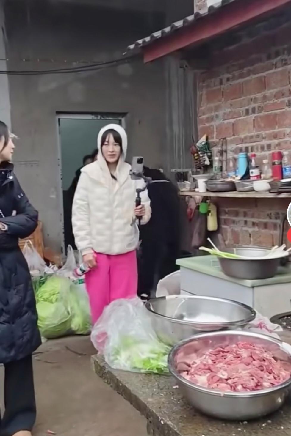 为什么重庆合川的泡猪汤能火🔥？涨粉百万的杀猪泡猪汤饭呆呆哭着笑着，一时风头无两