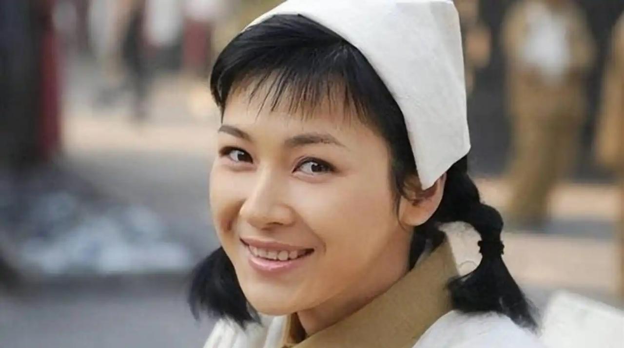 12年前，身家50亿的温州首富周旭辉，背着原配老婆，看上了演李云龙老婆的童蕾。在