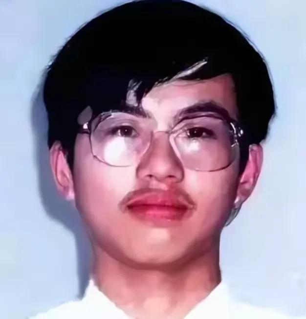 [微风]谁能想到，一个全省顶尖的理科状元，一个全县捧在手心的天才少年，竟会在南京
