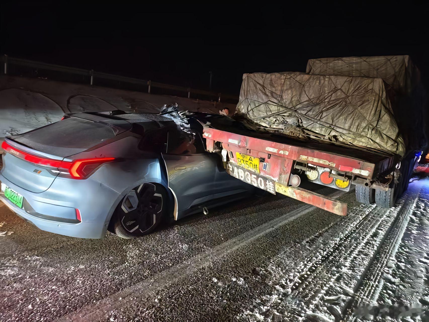 极氪001追尾大货车，事后车主感叹极氪001 a柱把大货车货厢抬起来，我觉得应该