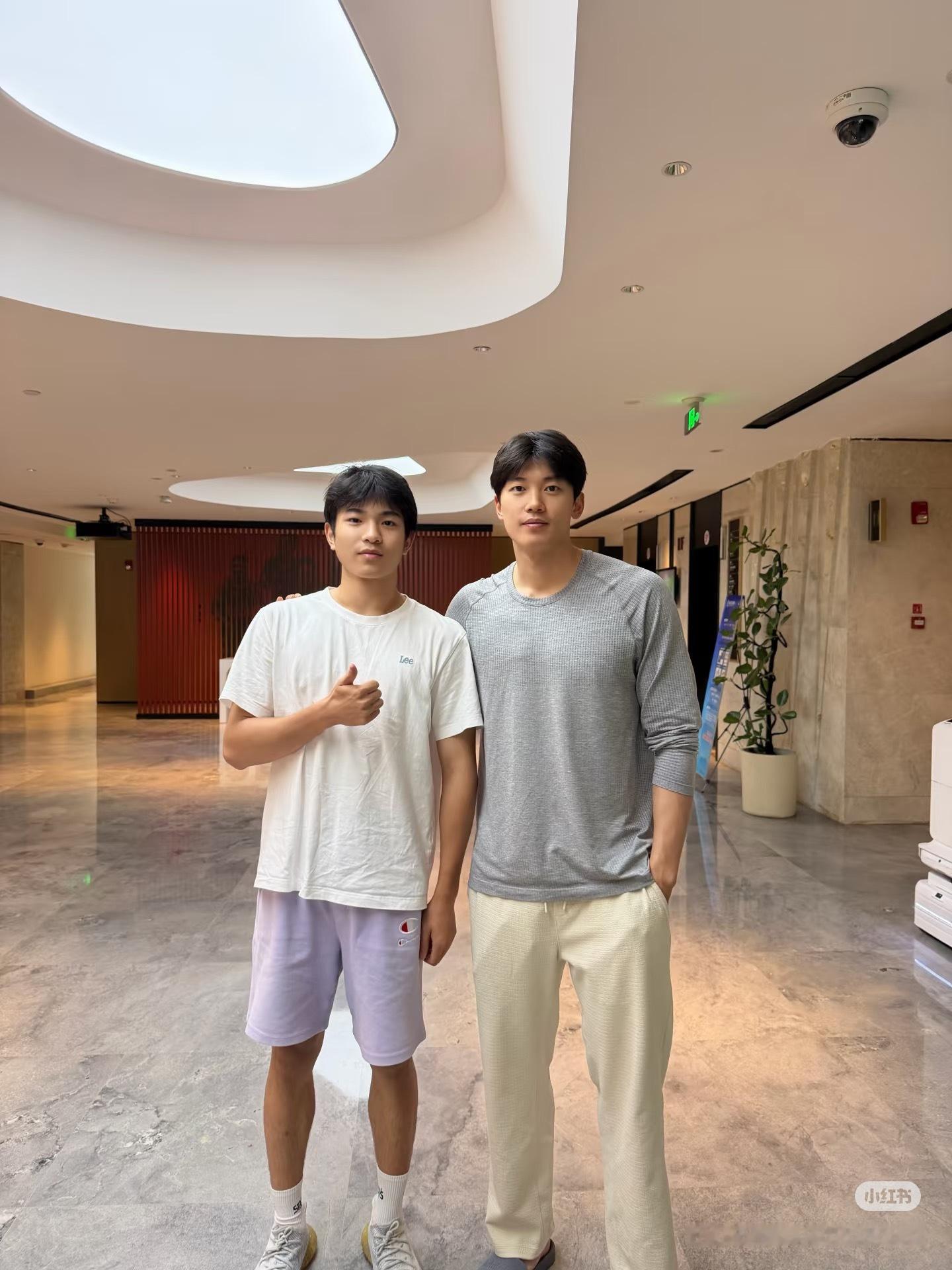 顺哥开始进入库库合影模式比赛加油！汪顺