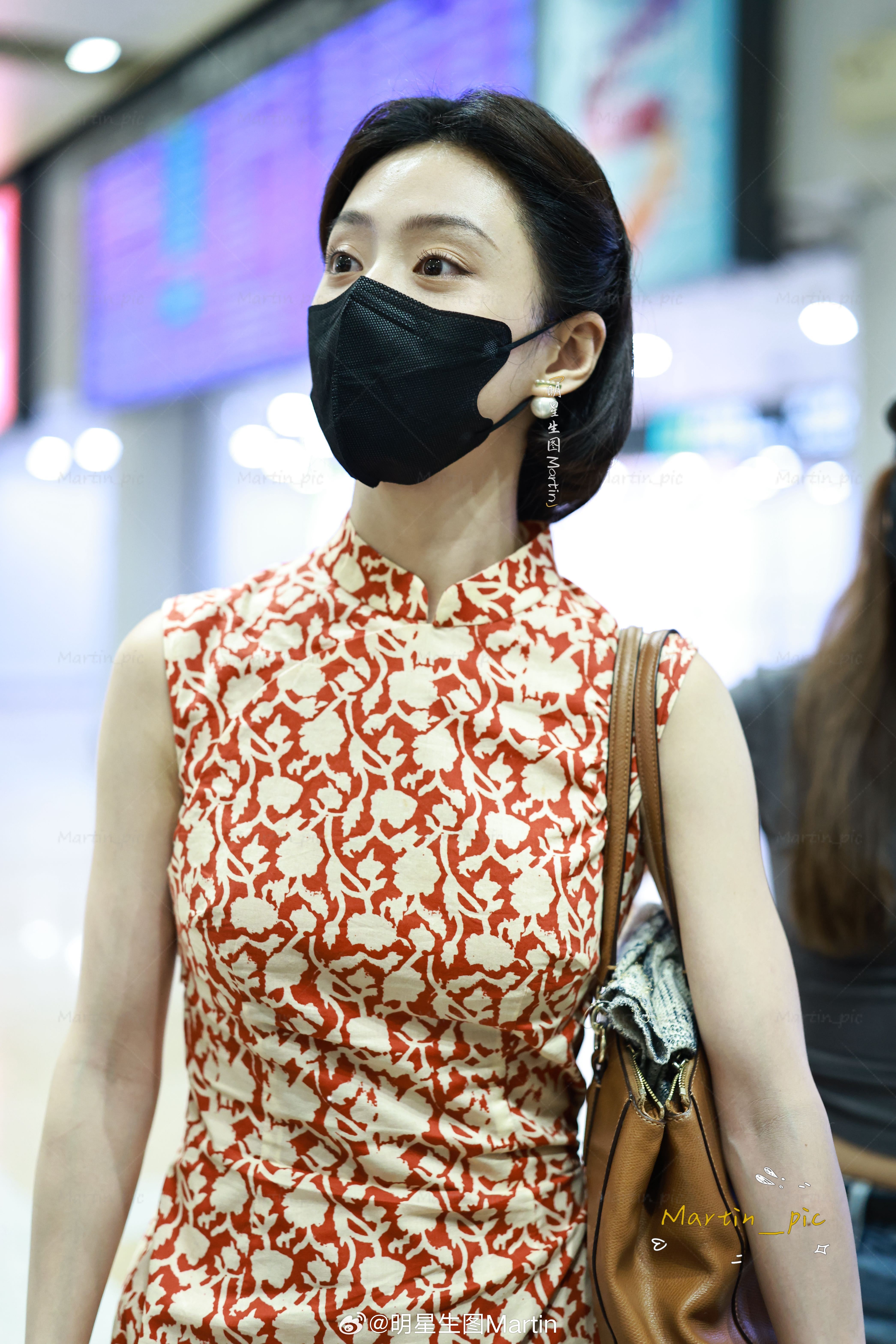 胡连馨 胡连馨机场生图复古名伶胡连馨 旗袍适配度太高啦～胡连馨有港回信  胡连馨