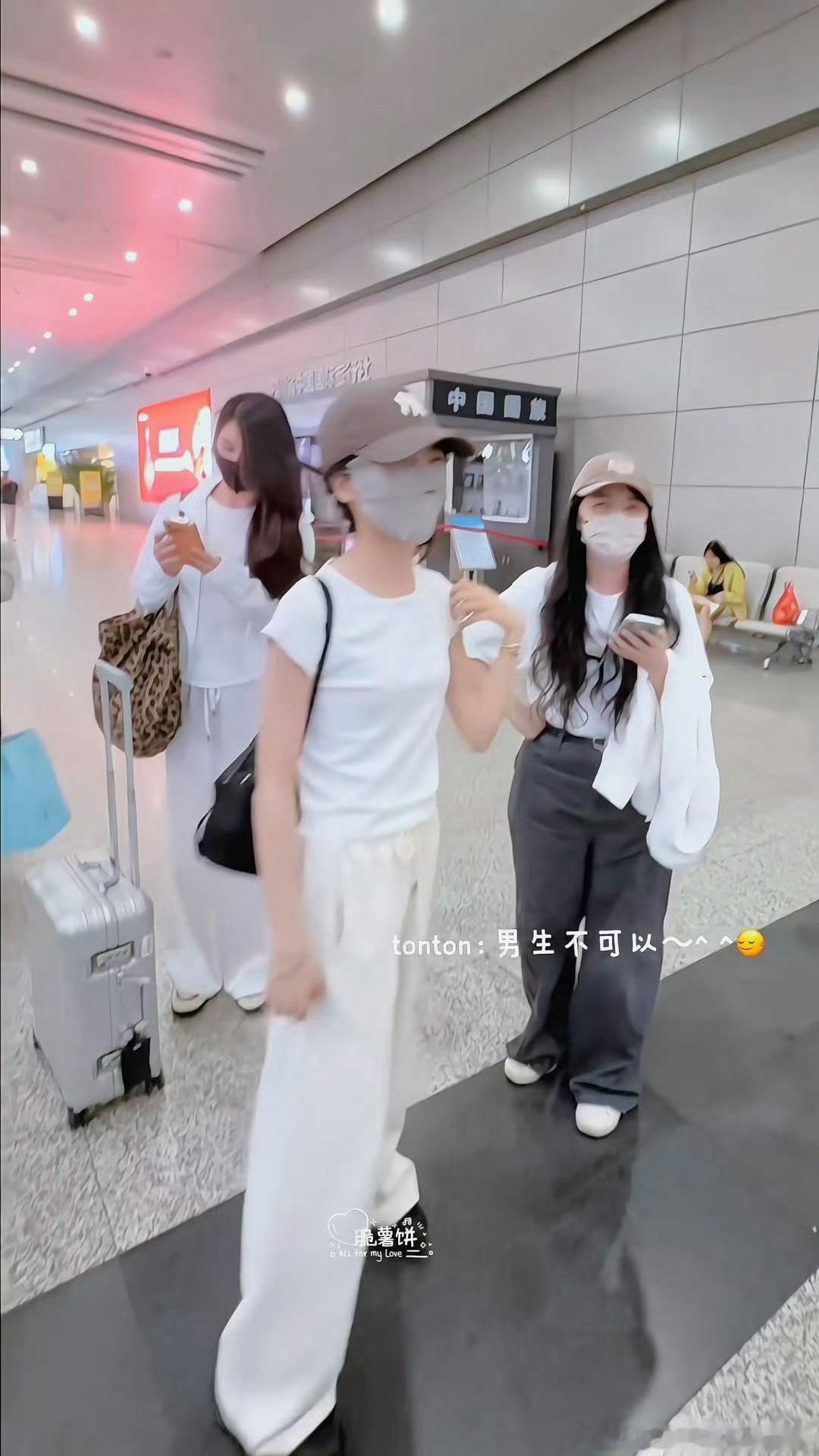 李思潼 你是男生不可以靠这么近很有豆德的一枚思潼宝宝 