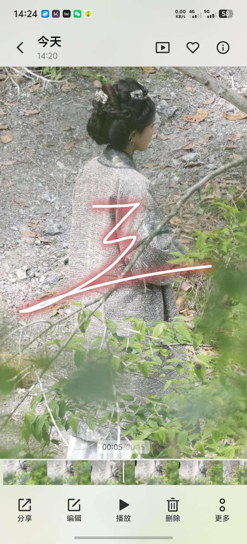 杨幂冯湮儿杨幂冯娷 呜今天新造型好看，据说是祭奠戏，蛮适合的！背面发型很好诶 